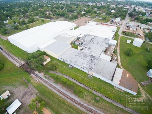 For Sale | 336,936 SF South Texas Industrial Facility: 516 W Live Oak St, Cuero, TX 77954
